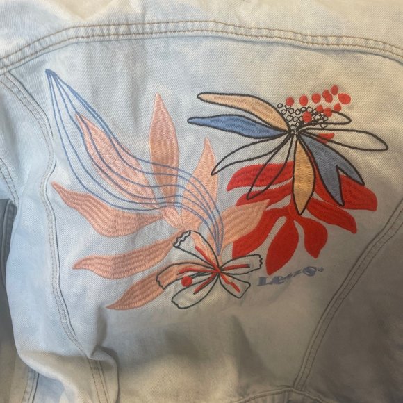 Levi's Ex-boyfriend Trucker Light Wash Denim Jacket - Embroidered Floral Design - Picture 6 of 8